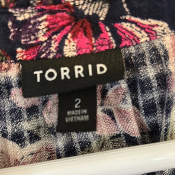 Torrid Blue and Pink Floral Cold Shoulder 3/4 Sleeve Blouse EUC 2X - Picture 2 of 11